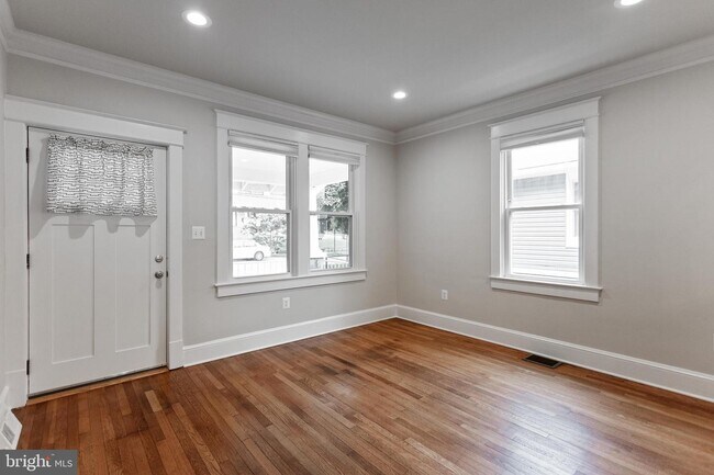 Building Photo - 5602 40th Ave
