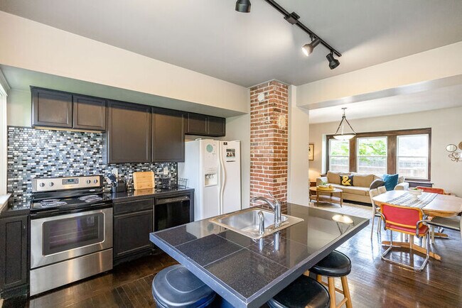 Foto del edificio - 3711 Washington St