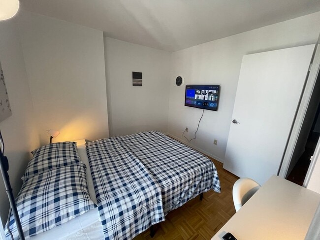 Photo du bâtiment - Deluxe Room - Bloor St West & Spadina Rd