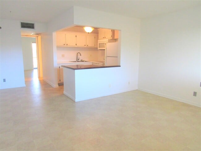 Building Photo - 600 Village Green Ct