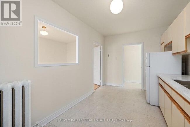 Building Photo - 822 St Clair Ave W