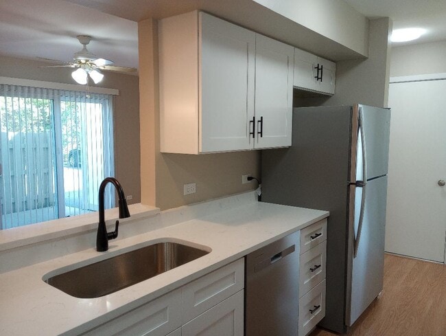 Building Photo - 110 Queens Cove