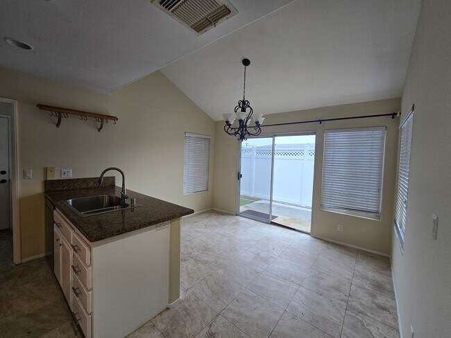 Building Photo - $1000 OFF FIRST MONTH'S RENT! 3 Bedroom 2.5 Bath Townhome,