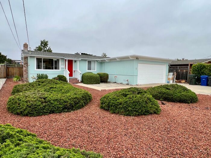 Primary Photo - Isabelle Court Gem - 4 Bedroom Single Fami...