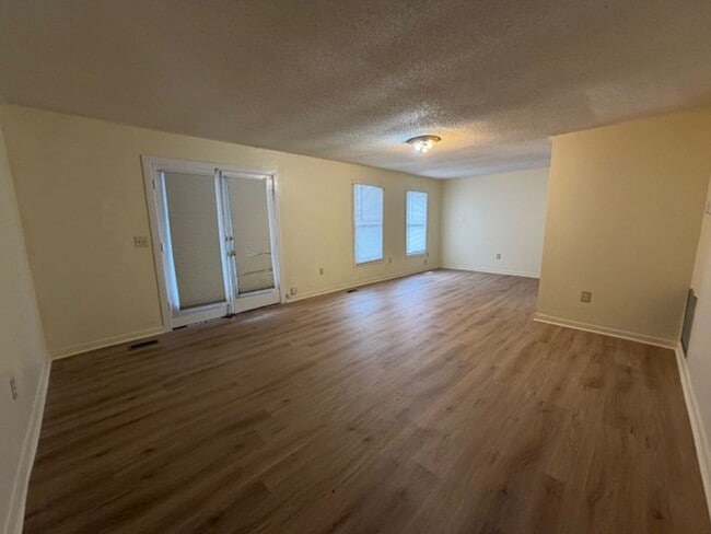 Building Photo - *1/2 OFF FIRST MONTHS RENT AT SIGNING* 3 Bedroom 1.5 Bath House