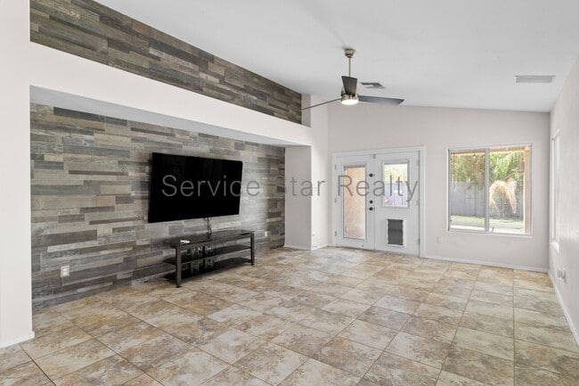 Building Photo - 6010 S 15th Dr