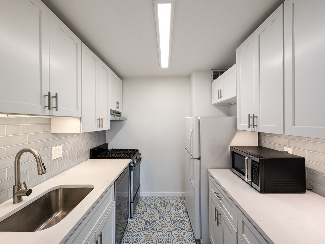 Top-Floor Junior 1BD Near Downtown Silver ... - Sunny Top-Floor Junior 1BD Condo Near Down...