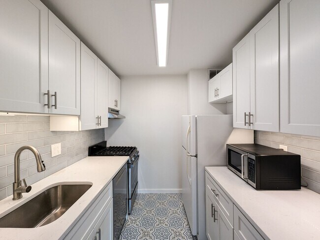 Foto del edificio - Sunny Top-Floor Junior 1BD Condo Near Down...