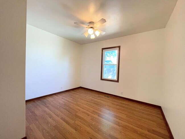 Building Photo - 2 bed, 1 bath with bonus room