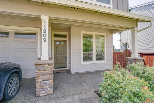 Building Photo - BEAUTIFUL HOME IN WEST ORCHARDS