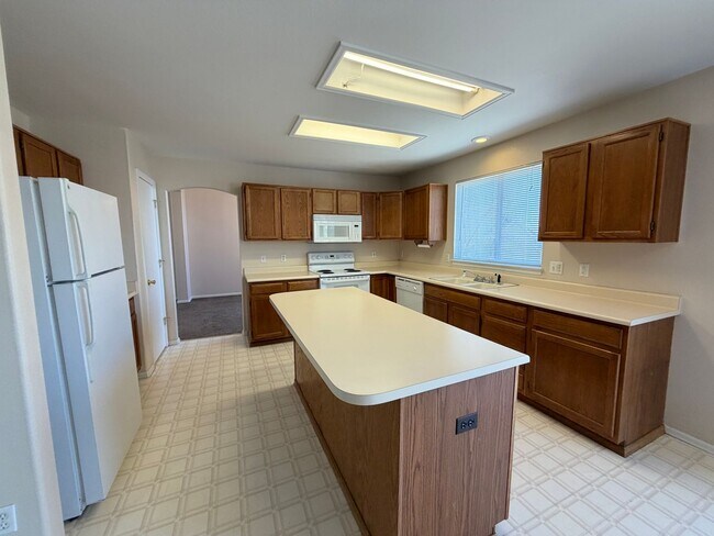 Foto del edificio - Aurora CO Rental in Seven Hills – 3BR/3BA with Deck, Fireplace & Walkout Basement