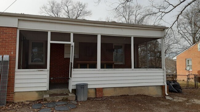 Foto del edificio - Classic Brick Ranch with 3 Bedrooms and 1 Bath in West End