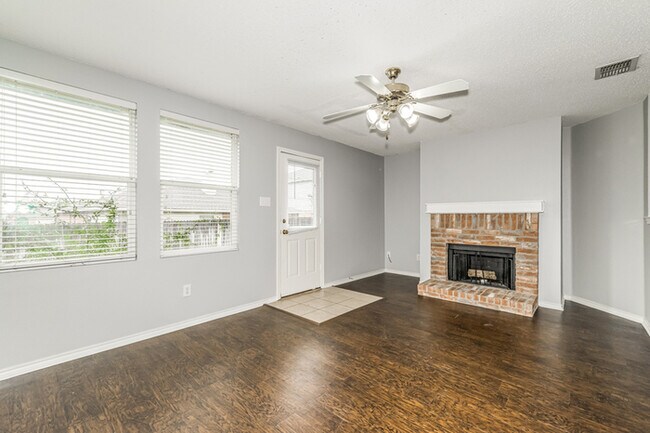 Foto del edificio - 16125 Windsong Ct