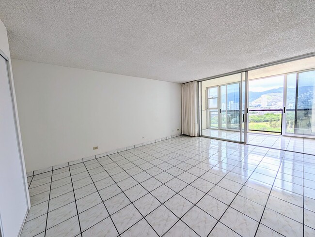 Building Photo - Large studio in the heart of Waikiki with assigned parking