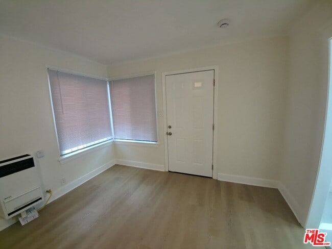 Building Photo - 4215 S Budlong Ave