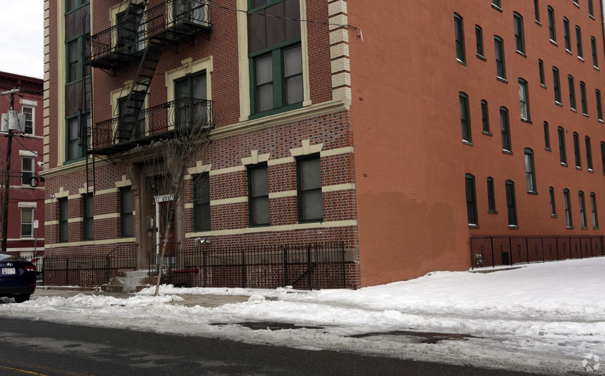 Building Photo - 608 Bramhall Ave