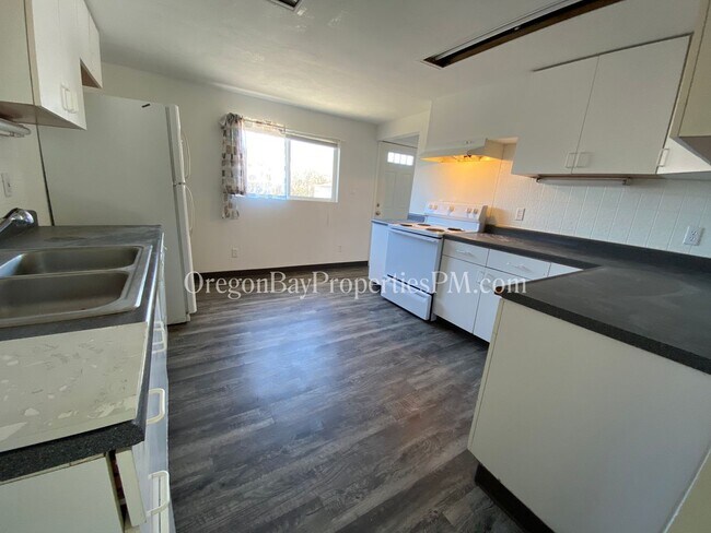 Building Photo - Harrison: 2 bdrm / 1 ba Home
