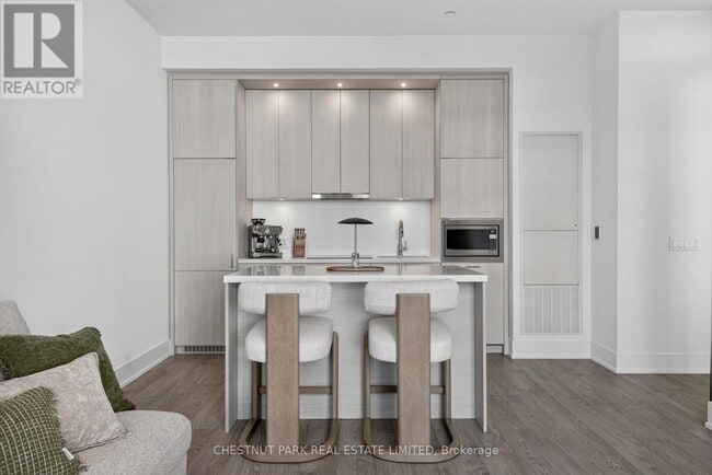 Building Photo - 259 The Kingsway