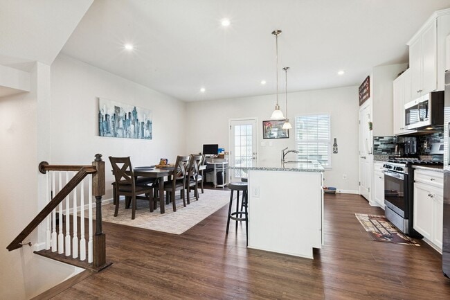 Building Photo - Chesapeake, 3 bedrooms, End Unit- Quick Mo...