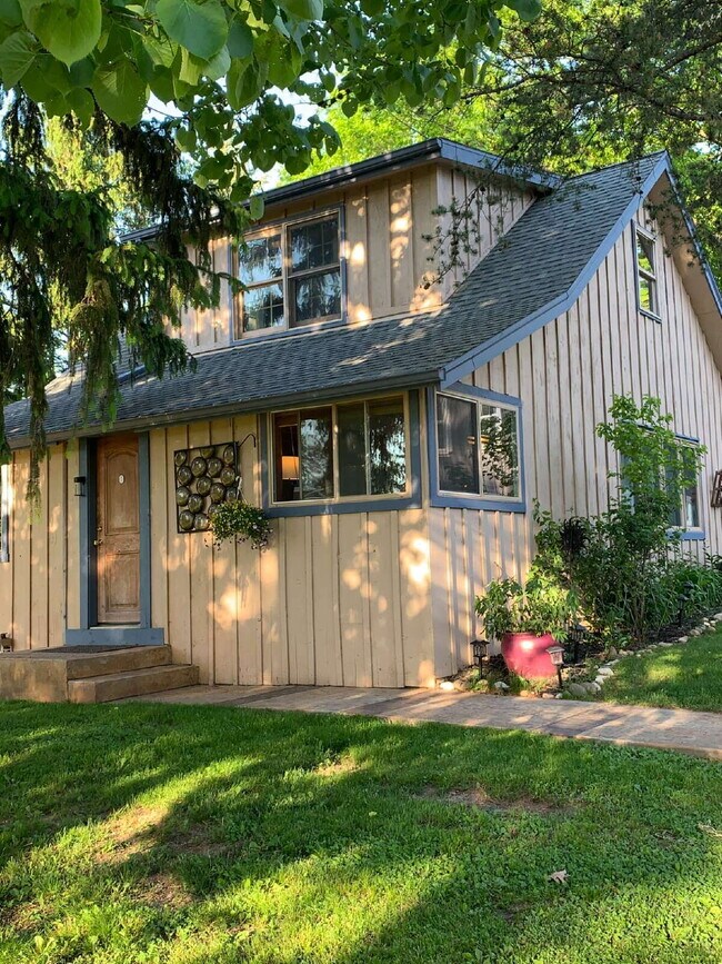 Foto del edificio - Quaint 2 bedroom, plus den, 1 bath on Okauchee Lake Appliances included: Microwave, Stove, Refrig...