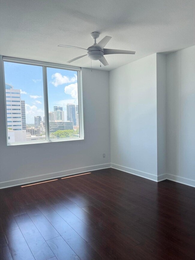 Foto del edificio - 315 NE 3rd Ave