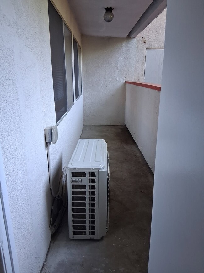 Building Photo - Tarzana Tennis Club Apartments