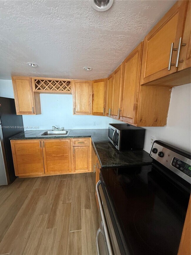 Foto del edificio - 2025 NE 164th St