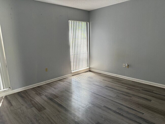 Foto del edificio - * MOVE IN SPECIAL * 1/2 OFF 2ND MONTH'S RENT!! Spacious 876 SF Unit - 2 bd / 1 ba near UF - Brand...