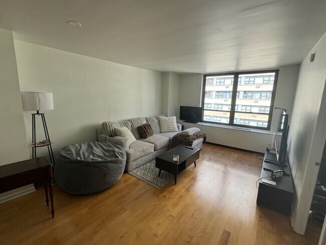 Foto del edificio - 222 E Pearson St