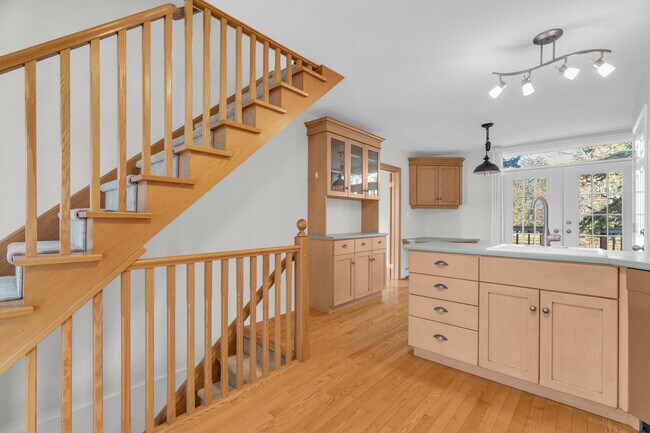 Building Photo - 84 Emma St