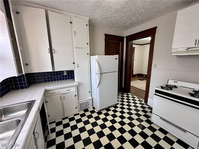 Building Photo - 349 Cloverdale Ave