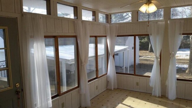 Foto del edificio - Large 3 bedroom house, washer & dryer, yar...