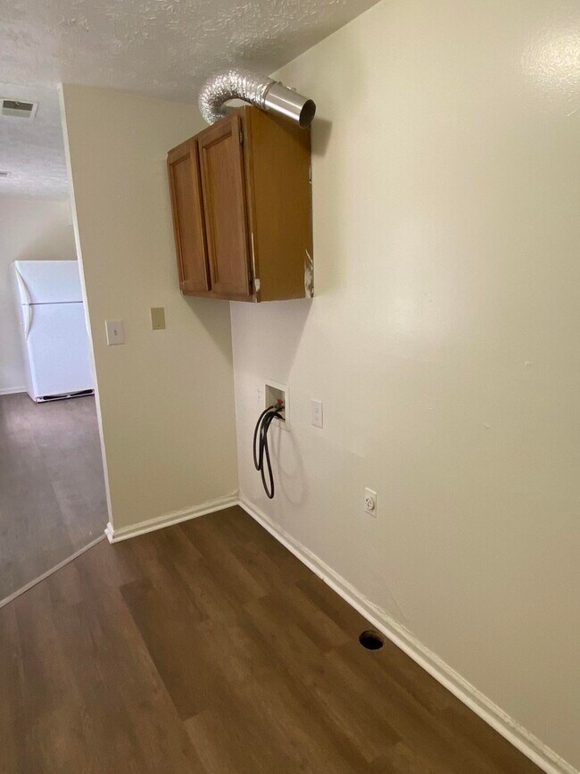 Foto del edificio - 3777 Red River Dr