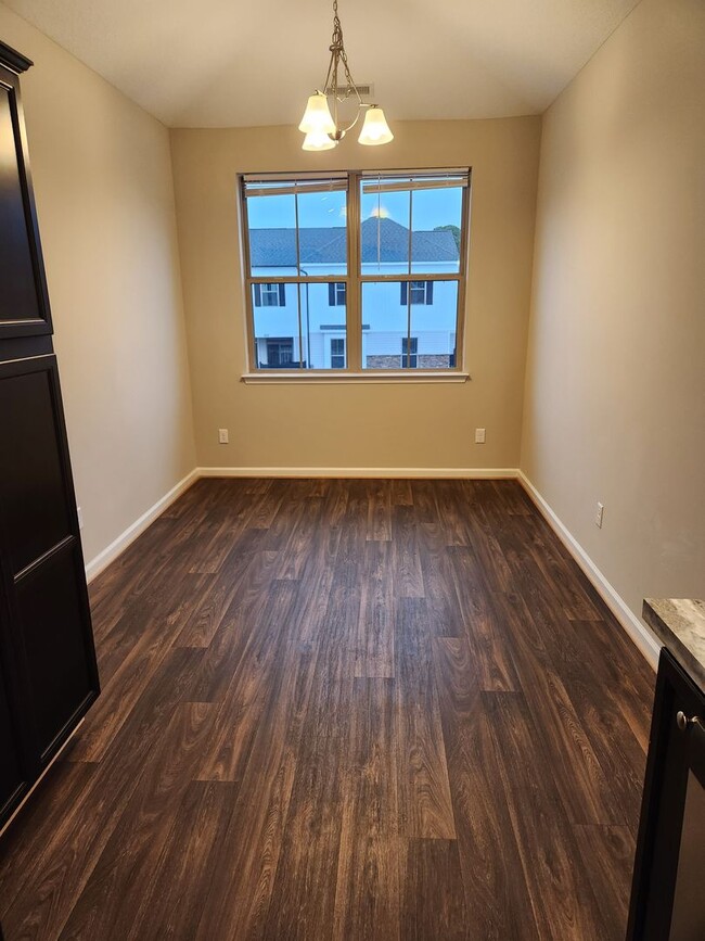 Foto del edificio - 2-bedroom 2 Bathroom Condo/Townhome Like- New