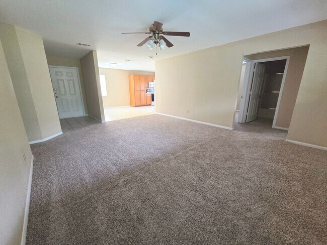 Foto del edificio - AVAILABLE NOW!