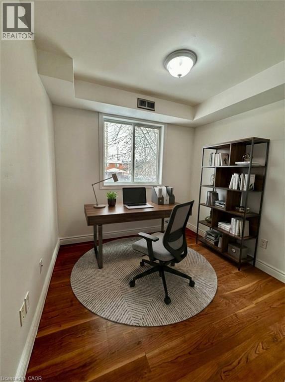 Photo du bâtiment - 28 Victoria Ave N