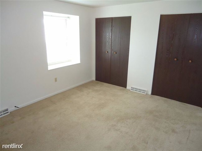 Building Photo - 2 br, 1 bath Townhome - 731 Hemlock Square