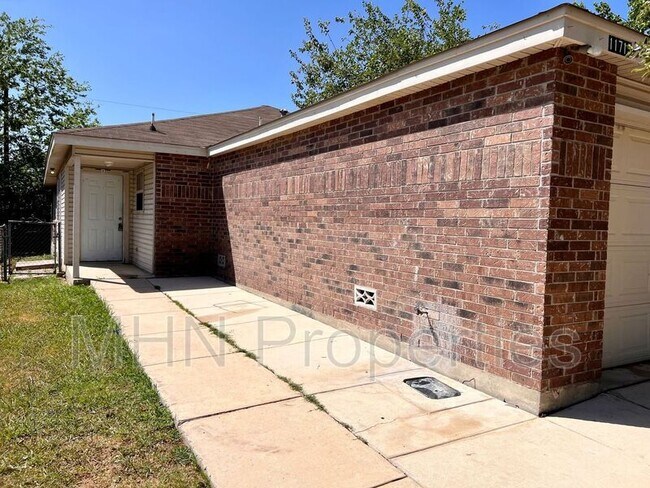 Building Photo - 11715 Capotillo St