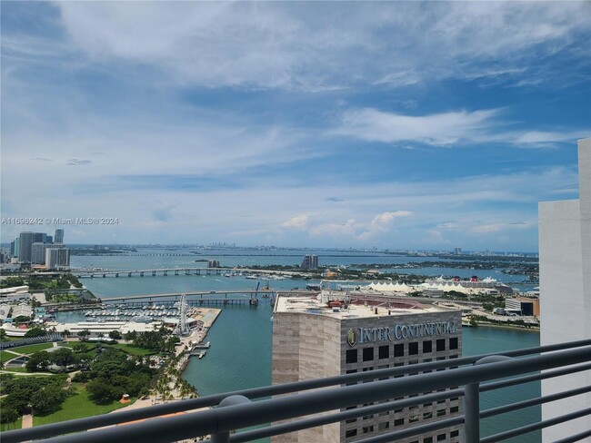 Foto del edificio - 325 S Biscayne Blvd