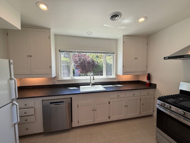 Foto del edificio - SPACIOUS 2BR/2BA + BONUS ROOM HOME WITH PRIVATE PATIO IN HISTORIC SAN QUENTIN VILLAGE