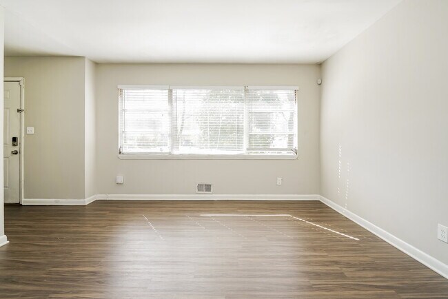 Foto del edificio - 640 Oakdale Dr