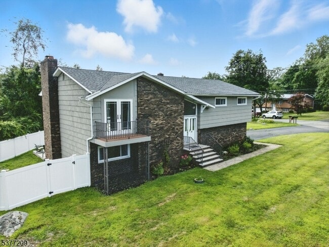 Building Photo - 31 Crescent Dr
