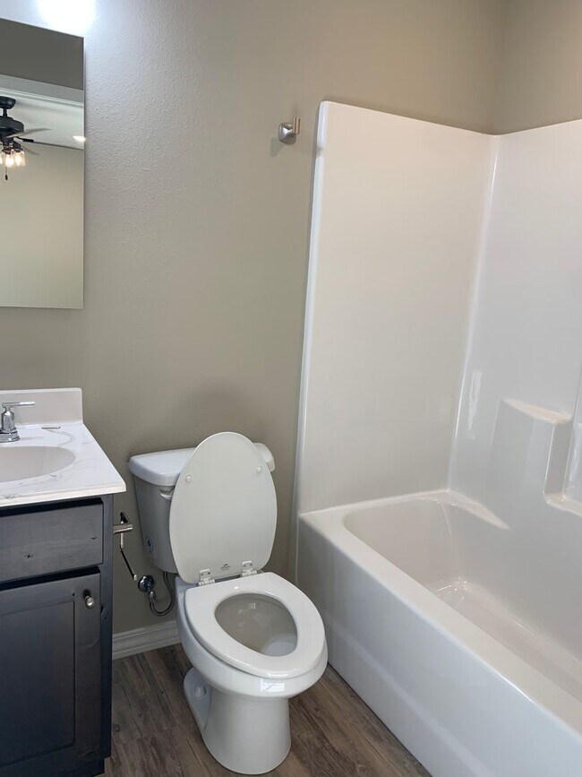 Foto del edificio - Beautiful Brand New 3 bedroom 2 full bathroom Home with New Everything!