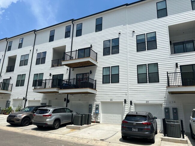 Foto del edificio - Luxury Condo in Raleigh - 3 beds|2.5 baths...