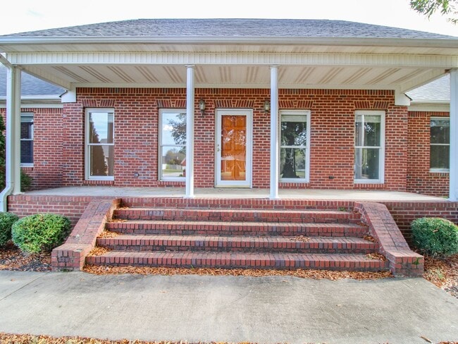 Building Photo - Spacious home!