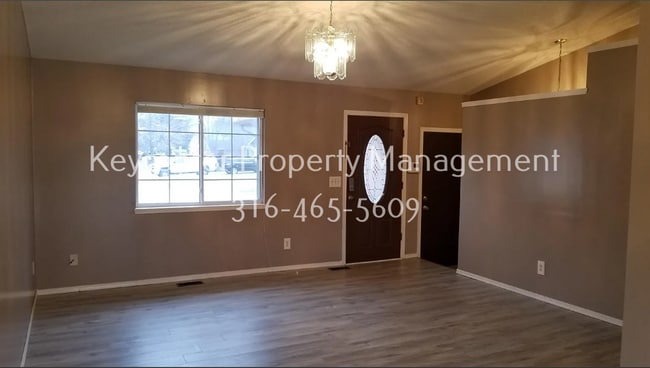 Building Photo - Spacious 4 Bedroom 2 Bathroom House
