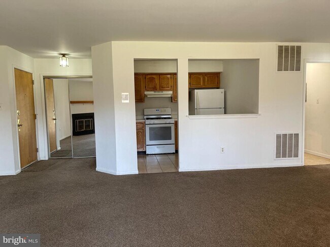 Building Photo - 205 Salem Ct