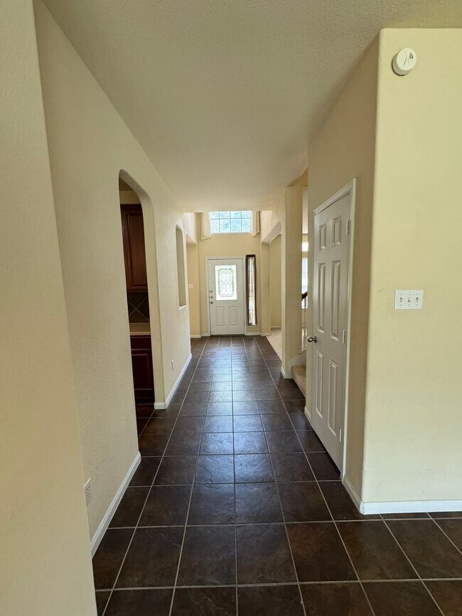 Foto del edificio - Beautiful 2 Story 4 Bdrm 2.5 Bath With a Loft