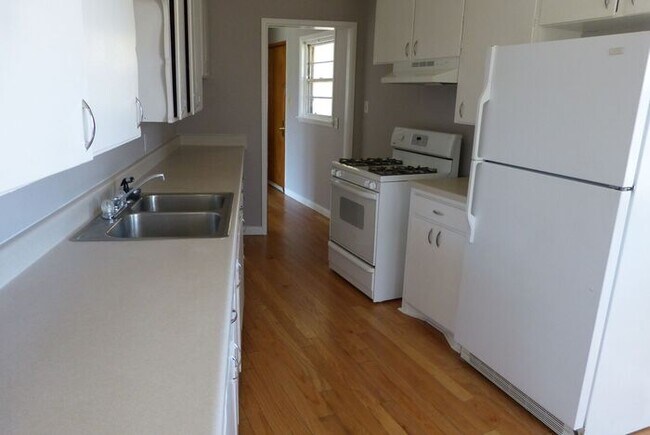 Building Photo - Nice three bedroom!