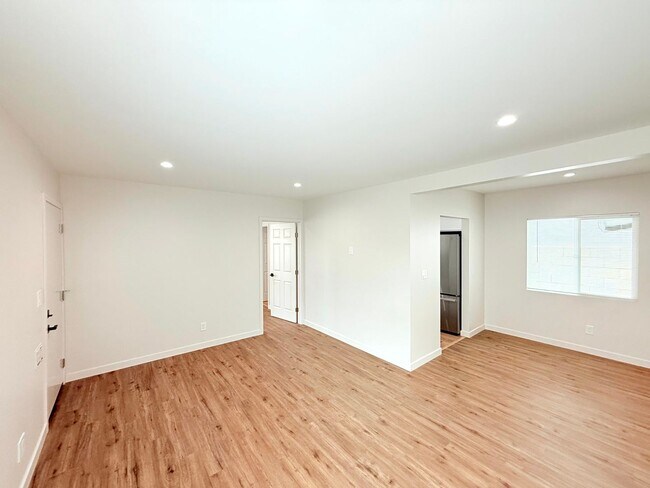 Foto del edificio - 2302-2306 N Frederic St